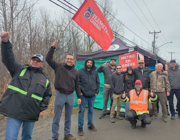 Striking Grocery Workers Union members at Metro supermarket chain in Montreal welcome solidarity delegation of rail conductors at Canadian National, members of Teamsters, April 15.
