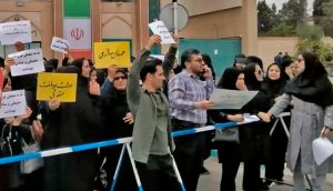 Workers at health center in Yazd province of Iran April 25 protest over working conditions, wages. Since U.S. rulers began war, a million have been laid off and prices have skyrocketed.