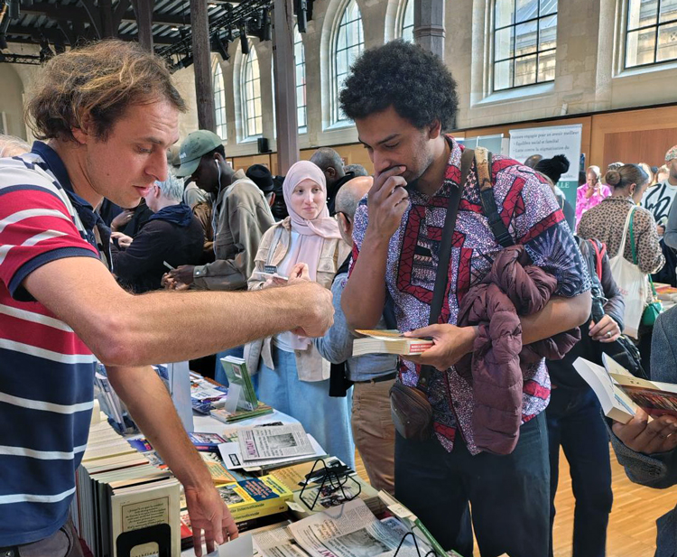 Interest in Pathfinder books was high at the Paris African Bookfair March 21-22, reflected in sale of 174 books, including 31 copies of Cuba and the Independence War in Guinea-Bissau and Cape Verde. Pathfinder volunteer Arnold Lesort-Pajot, above left, introduces books, Militant.