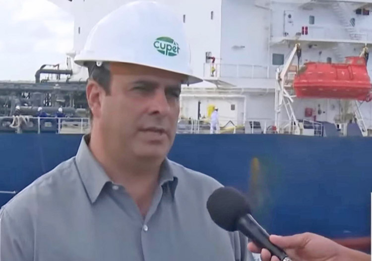 Engineer Ireraldo Pérez Cardoso told Cuban TV in Matanzas that Cuba will use fuel being unloaded March 31 for “critical facilities like hospitals, educational centers to temporarily alleviate the strain we are confronting.” Behind him, Russian tanker Anatoly Kolodkin delivers oil.