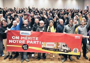 Members of United Grocers Workers Union at April 2 mass meeting in Montreal reject Metro supermarket bosses’ wage proposal of just 11% over six years. Sign reads, “We deserve more!”