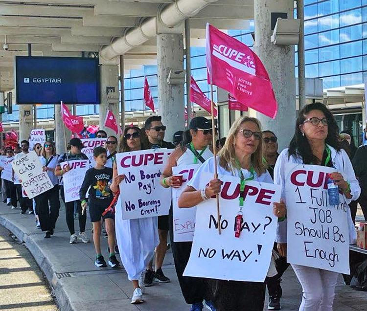 Après qu’Ottawa a utilisé ses lois pour interdire trois grandes grèves syndicales, 10 000 agents de bord d’Air Canada ont défié le 16 août 2025 un ordre de retour au travail du gouvernement et obtenu des gains importants.