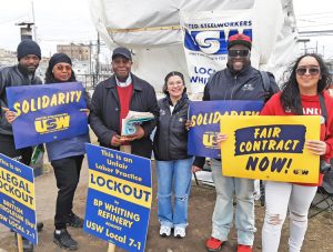 United Auto Workers Local 551 members from big Ford assembly plant in Chicago, others bring solidarity to locked-out BP refinery workers on picket line in Whiting, Indiana, March 29.
