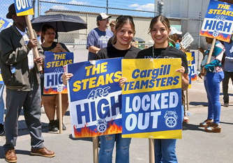 Abby, left, and Bella Pacheco, 22-year-old twins who’ve worked two years on kill floor at Cargill in Fort Morgan, Colorado, picket outside plant May 24. “We’re out here supporting our union,” Abby told Militant. “We work our butts off. I don’t feel we get the respect we deserve.”