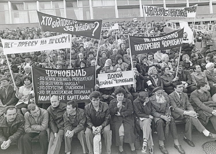 April 26, 1989, rally in Chernobyl, Ukraine, on third anniversary of nuclear meltdown. Signs say, “Down with secrets of Chernobyl!” and ask “Who is responsible?” These protests grew, joining with other struggles to forge Ukrainian independence movement.