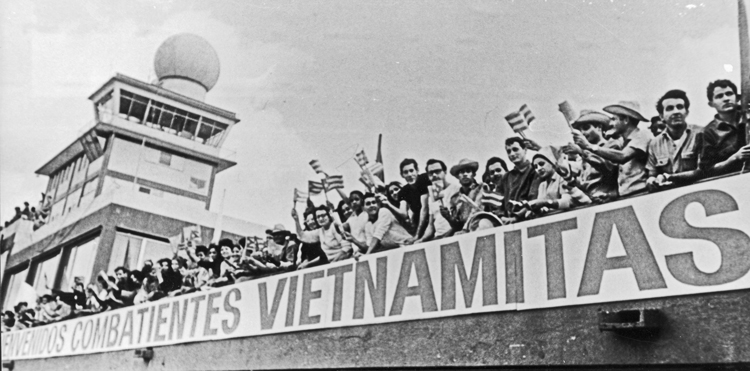Combatientes vietnamitas que llegan a Cuba para cortar caña como voluntarios son recibidos en el aeropuerto de La Habana, 1970. Cuba promovió la solidaridad interna-cional con la lucha vietnamita contra la guerra de los gobernantes norteamericanos.