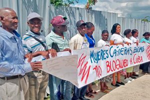 Miembros de Unión de Trabajadores Cañeros de República Dominicana exigen fin del bloqueo contra Cuba frente a embajada de Estados Unidos en Santo Domingo, 20 de mayo.
