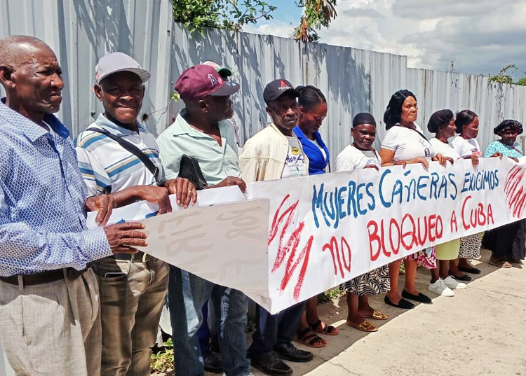 Members of Sugarcane Workers Union in Dominican Republic say, “Women cane cutters demand end to blockade of Cuba” in protest outside the U.S. Embassy in Santo Domingo May 20.