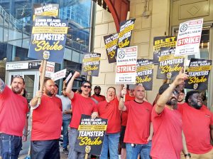 Long Island Rail Road workers on picket line at Jamaica Station May 17. Many workers stopped by to show support. We’re here “to stand in unity,” a Teamster member at UPS told the Militant.