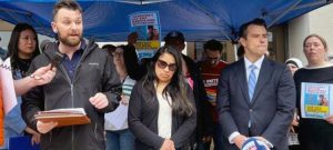 Miembros de Unión de Trabajadores Cañeros de República Dominicana exigen fin del bloqueo contra Cuba frente a embajada de Estados Unidos en Santo Domingo, 20 de mayo.