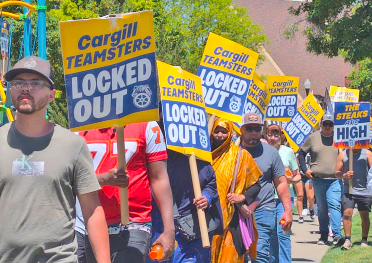 Unos 1,700 empacadores de carne, miembros del sindicato Teamsters, enfrentan cierre patronal de empresa Cargill en Fort Morgan, Colorado. Arriba, piquete el 25 de mayo.