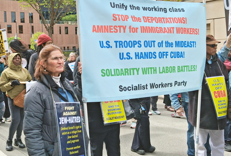 Naomi Craine, candidata del PST para Senado, y Moises Cruz, partidario de independencia de Puerto Rico y Revolución Cubana, llevan bandera del partido en marcha de 1 de Mayo en Chicago.