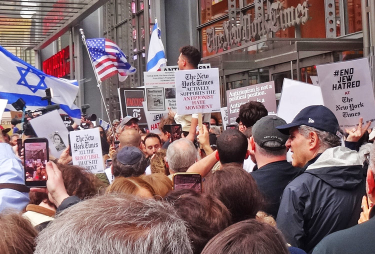 Manifestación frente al New York Times en Manhattan, 14 de mayo, condena publicación de artículo lleno de mentiras que alegan que soldados y policías israelíes violaron a palestinos.