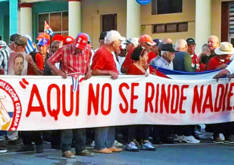 Actos del Primero de Mayo defendieron a Cuba de amenazas de Washington. Arriba, bandera de la Asociación de Combatientes de la Revolución Cubana en provincia de Pinar del Río.