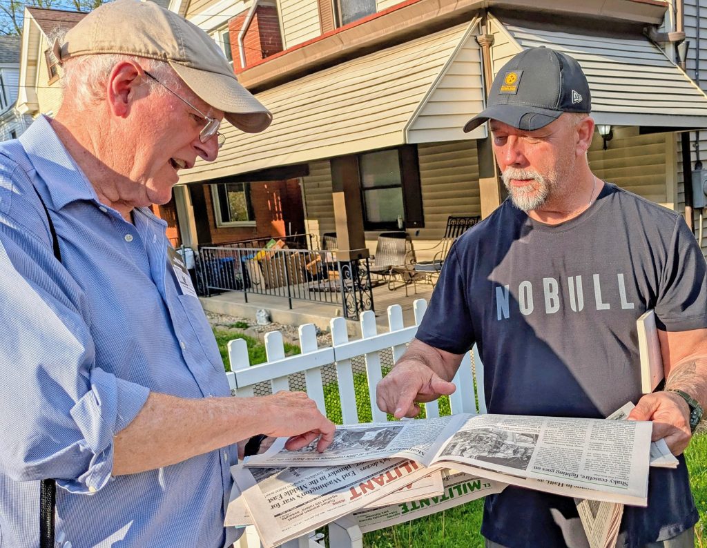Tony Lane, left, SWP candidate for Pennsylvania governor, shows Mike Wagner Militant article on strike by 3,800 JBS packinghouse workers in Colorado. “That’s impressive,” Wagner said.