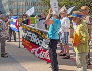 Piquete frente a Edificio Federal en Minneapolis exige, “¡Manos fuera de Cuba!” 3 de junio. Uno de decenas realizados en el país y el mundo. Fue convocado por el Cuba Committee local.