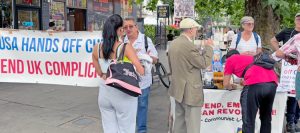 June 20 speakout outside Seven Sisters tube station in London condemned U.S. rulers’ assaults on Cuba with complicity of U.K. government. Passersby extended support. Keila Kebab, originally from Cape Verde, got copy of Cuba and the Independence War in Guinea-Bissau and Cape Verde by Víctor Dreke.