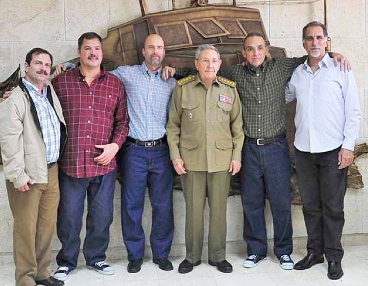 Los Cinco Cubanos con Raúl Castro en La Habana, 20 de dic. de 2014. Desde la izq., Fernando González, Ramón Labañino, Gerardo Hernández, Castro, Antonio Guerrero, y René González.
