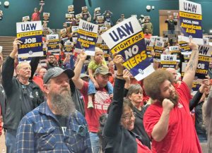 Unos mil miembros del Local 2093 del sindicato automotriz UAW lograron aumentos y mejoras laborales que anularon concesiones hechas a American Axle hace varios años.