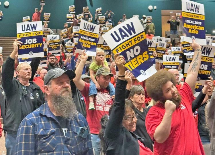 Unos mil miembros del Local 2093 del sindicato automotriz UAW lograron aumentos y mejoras laborales que anularon concesiones hechas a American Axle hace varios años.