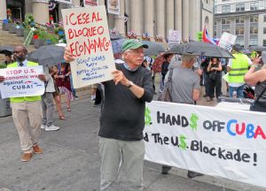 Más de 60 personas protestaron frente a la Oficina Federal de Correos en Nueva York el 27 de junio para exigir, “Manos de EEUU fuera de Cuba” y el fin al bloqueo económico de Cuba.