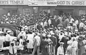 Más de 100 mil personas en Chicago vieron en su ataúd a Emmett Till, joven negro de 14 años asesinado y mutilado en Money, Mississippi, en 1955. Mamie Till, su madre, insistió en dejar el ataúd abierto para que “la gente viera lo que yo he visto”, dijo.