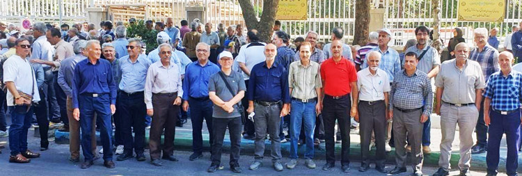 Retired steel and communications workers in Isfahan. Iranian Labour News Agency admits that bosses have taken advantage of the war to “evade” their responsibilities and prevent workers from striking.