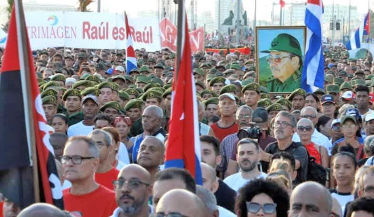 Trots bränslebrist orsakad av USA:s oljeblockad samlades över 250 000 kubaner i Havanna den 22 maj i protest mot Washingtons krigshot och åtalet mot Raúl Castro, en av den kubanska revolutionens ledare.