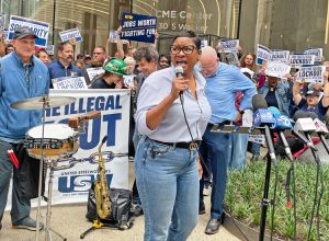 Locked-out oil refinery workers rally in Chicago