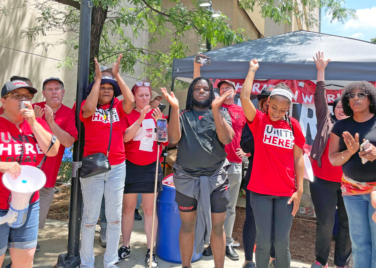 Miembros de Local 274 de UNITE HERE celebran victoria en huelga de nueve días en hotel Sheraton Philadelphia, 29 de junio. Lograron prestaciones y mejoras salariales y laborales.