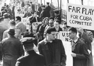 En novembre 1960, plus de 500 personnes participent à une manifestation du Comité Fair Play pour Cuba à New York contre les manœuvres de la marine de guerre américaine dans les Caraïbes. Le département d’État prétend faussement que le comité était « financé par le régime de Castro », alors qu’il a recueilli des dons aux États-Unis pour faire connaître la vérité sur la révolution cubaine.