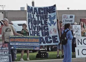 Más de 700 personas se manifestaron en Blue Ash, Ohio, 9 de agosto, frente a oficina de inmigración para apoyar a vecinos y compañeros de trabajo haitianos y exigir restauración de TPS.