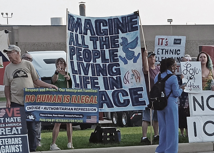 Más de 700 personas se manifestaron en Blue Ash, Ohio, 9 de agosto, frente a oficina de inmigración para apoyar a vecinos y compañeros de trabajo haitianos y exigir restauración de TPS.