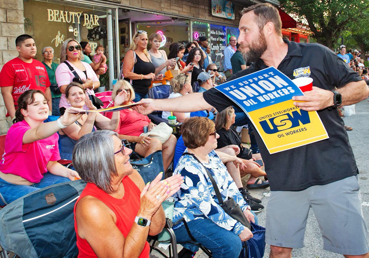 Des milliers de personnes ont applaudi et pris les pancartes de grève distribuées par les membres de la section locale 7-1 des Métallos, lockoutés par BP à Whiting en Indiana. Les syndiqués ont participé au défilé du Pierogi Fest qui s’y est tenu le 24 juillet. À mesure que la résistance ouvrière s’approfondit, des actions comme celle-ci suscitent une solidarité ouvrière plus large.