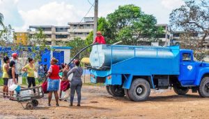 Cuban water truck supplies residents in Pinar del Río. Washington’s tightening oil blockade of the island causes power blackouts that stop water pumps, shortages of medical supplies. U.S. Embassy in Havana cynically issued health alert to U.S. travelers about poor water quality, lack of medicines.