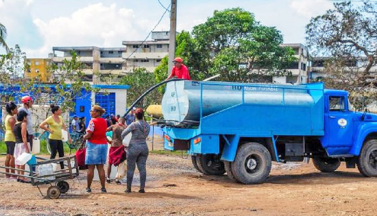 Cuban water truck supplies residents in Pinar del Río. Washington’s tightening oil blockade of the island causes power blackouts that stop water pumps, shortages of medical supplies. U.S. Embassy in Havana cynically issued health alert to U.S. travelers about poor water quality, lack of medicines.
