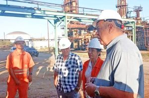 Cuba’s Minister of Energy and Mines Vicente de la O Levy, right, visited Hermanos Díaz Oil Refinery Sept. 4 where workers developed process to refine Cuban oil. He commended them for strengthening, with their own resources and talent, the Cuban energy sector.