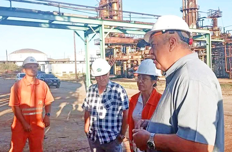 Cuba’s Minister of Energy and Mines Vicente de la O Levy, right, visited Hermanos Díaz Oil Refinery Sept. 4 where workers developed process to refine Cuban oil. He commended them for strengthening, with their own resources and talent, the Cuban energy sector.