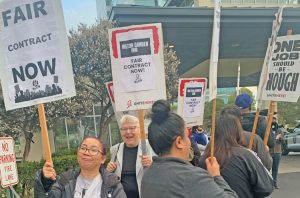 Maggie Trowe, center, SWP candidate for governor of California, joined workers, supporters picketing Hilton Garden Inn in Emeryville Sept. 15 for contract matching company’s other hotels.