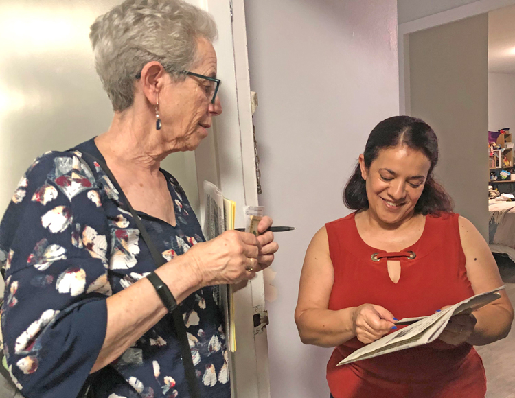 Joanne Kuniansky, Socialist Workers Party candidate for U.S. Senate in New Jersey, discusses party’s opposition to U.S. rulers’ blockade, threats against Cuba with bakery worker Patricia Gomez on her doorstep in Orange Sept. 20. Gomez got subscription to the Militant.