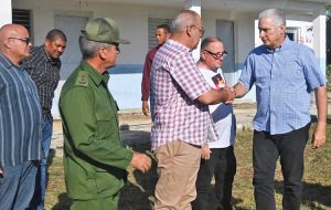 Cuban President Miguel Díaz-Canel, right, meets with water supply workers Aug. 27 in Havana. Cuba is taking steps to revive production crippled by U.S. rulers’ attacks, defend its revolution.