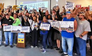 Obreros luchando contra cierre patronal en refinería de BP en Whiting, Indiana, denuncian en sede de Local 7-1 de USW, 2 de oct. intento de empresa de eliminar beneficios de desempleo.