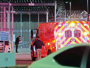 Ambulancia afuera del centro de pena de muerte en Tennessee fue forzada a esperar media hora antes de llevar a Christa Pike al hospital tras fallido intento de ejecución el 30 de sept.