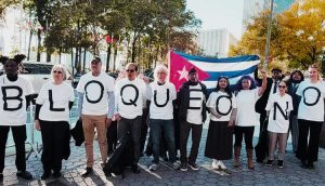 Partidarios de Revolución Cubana protestan contra bloqueo de EE.UU. frente a Naciones Unidas, oct. 27, antes de asistir a debate sobre resolución para poner fin al bloqueo de EE.UU.
