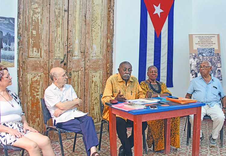 Víctor Dreke, center, Cuban revolutionary leader, at Havana program on his book, Cuba and the Independence War in Guinea-Bissau and Cape Verde: The Fall of the Last Colonial Empire in Africa Aug. 14. From right, Oscar Oramas, Ana Morales, Jonathan Silberman, Sara Sánchez.