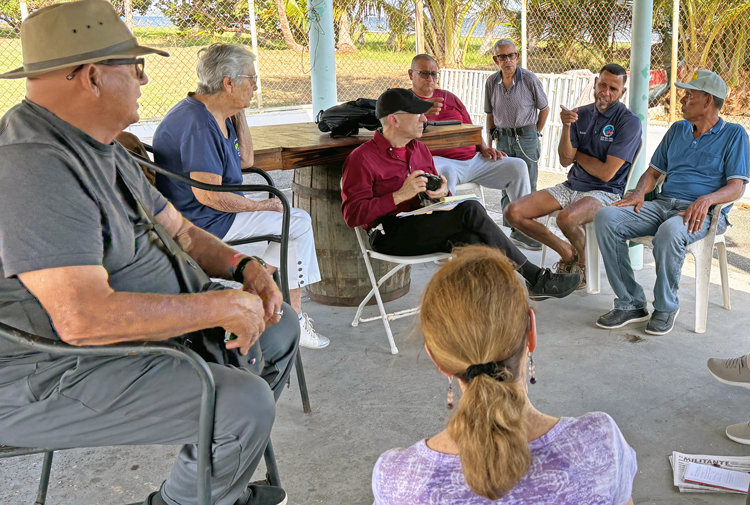 Eddie López, president of the Punta Santiago Association of Fishermen, second from right, other fishermen, tell delegation from Militant and Socialist Workers Party about conditions fishermen, like other small businesses, face.