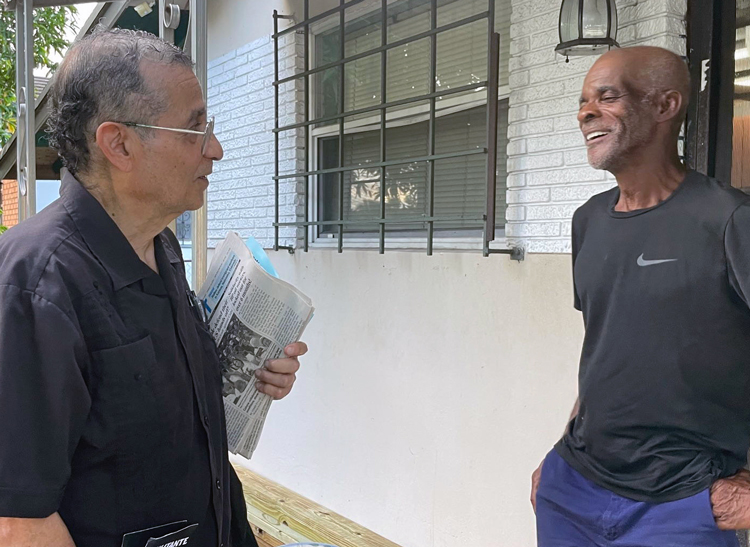 Nelson Gonzalez, left, SWP candidate for Florida governor, talks with Keith Walker in Fort Lauderdale Oct. 16. He subscribed to the Militant, got book on fight for women’s liberation.