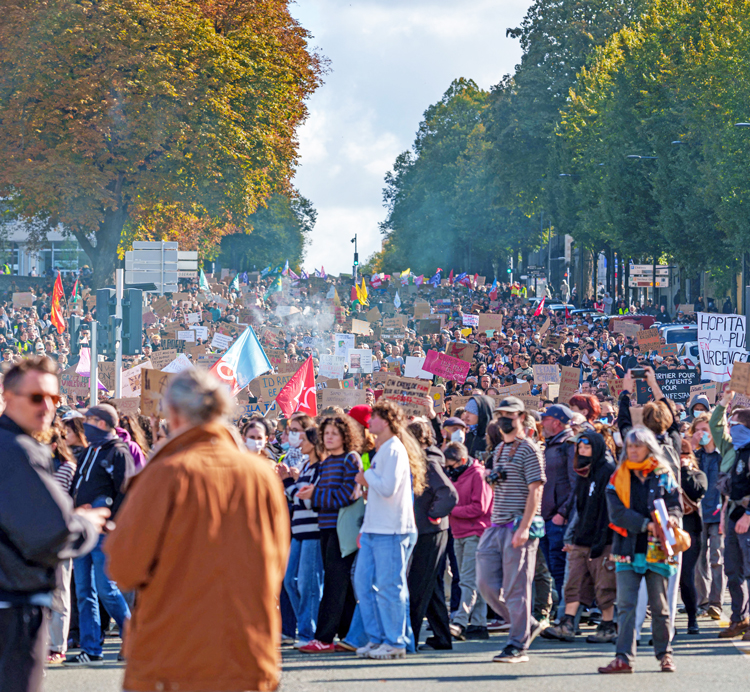 March in Angers, France, Oct. 17 led by students and “yellow vests,” protests high cost of living and cuts to eduction. Some half a million joined actions in cities and towns across France that day, but big-business media focused its reporting on riots initiated by anarchists and antifa.