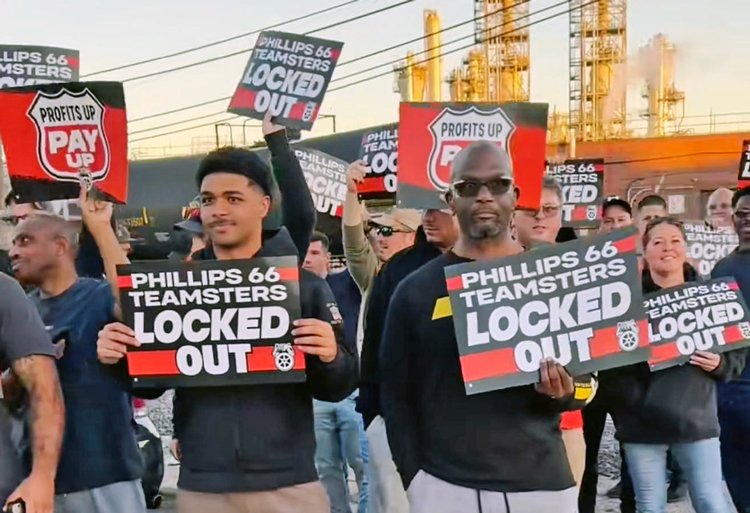 Teamsters Local 877 members rally after lockout Oct. 19 at Phillips 66 Bayway oil refinery, largest on East Coast. Workers rejected bosses’ concession demands on pay, health, safety.