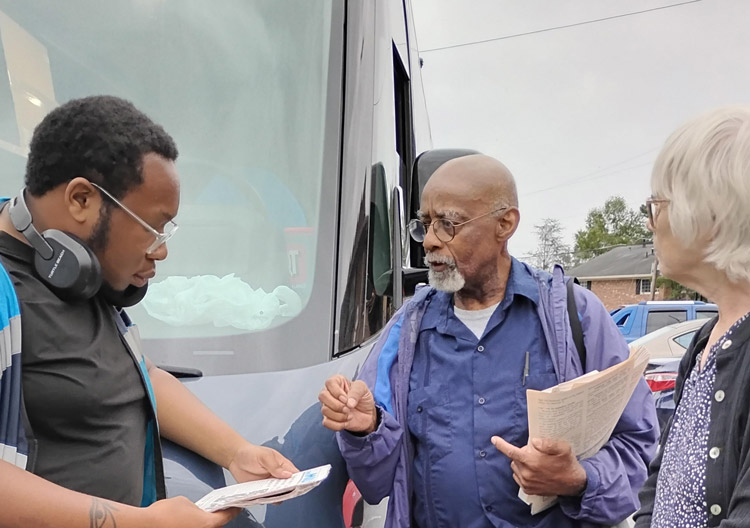 Sam Manuel, center, SWP candidate for U.S. Senate, and campaign supporter Marklyn Wilson talk with Amazon driver Noah Atchison in Atlanta Oct. 9. Atchison got Militant subscription and Malcolm X, Black Liberation, and the Road to Workers Power by SWP leader Jack Barnes.
